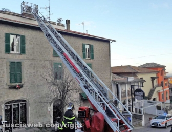 Montefiascone - Donna cammina sul tetto