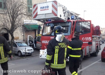 Montefiascone - Donna cammina sul tetto