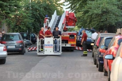 Donna giù dal balcone - L\'intervento dei vigili del fuoco