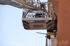 Donna giù dal balcone - L\'intervento dei vigili del fuoco