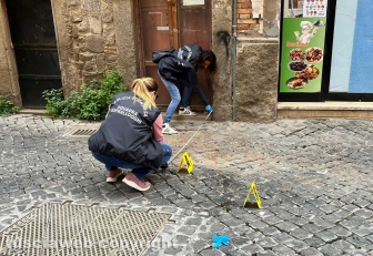 Viterbo - Donna precipita dal secondo piano