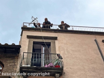 Viterbo - Donna precipita dal secondo piano