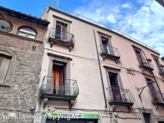 Viterbo - Donna precipita dal secondo piano