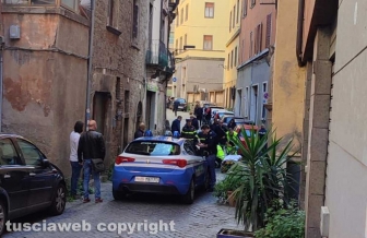 Viterbo - Donna precipita dal secondo piano