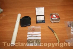 Un rotolo di cellophane, un bilancino, un coltello, una busta di semi sotto sequestro
