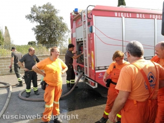 Fiamme a ridosso dell'Aurelia, prociv e vigili del fuoco al lavoro