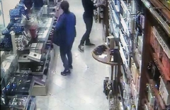 Le due ragazze fotografate mentre rubano profumi