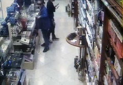 Le due ragazze fotografate mentre rubano profumi
