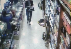 Le due ragazze fotografate mentre rubano profumi