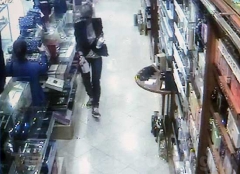 Le due ragazze fotografate mentre rubano profumi