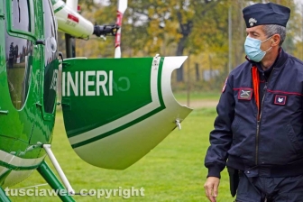 Elicottero dei carabinieri in azione per le ricerche di Giuseppe Maravigna