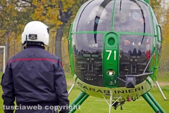Elicottero dei carabinieri in azione per le ricerche di Giuseppe Maravigna