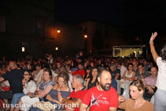 Elio canta l'opera a Caffeina