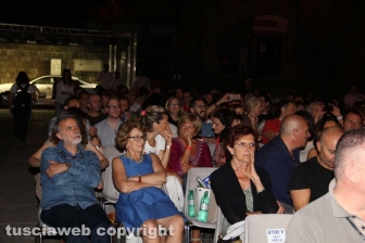 Elio canta l'opera a Caffeina