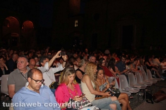 Elio canta l'opera a Caffeina