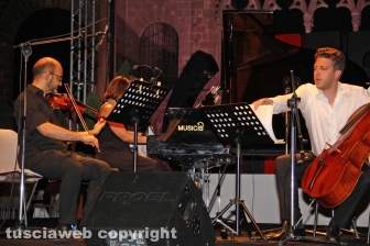 Elio canta l'opera a Caffeina