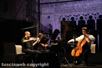 Elio canta l'opera a Caffeina