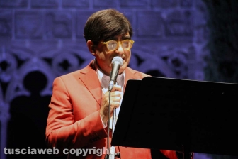 Elio canta l'opera a Caffeina