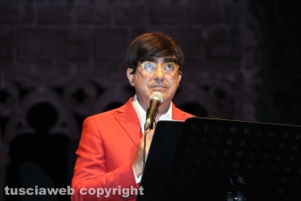 Elio canta l'opera a Caffeina
