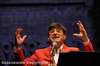 Elio canta l'opera a Caffeina