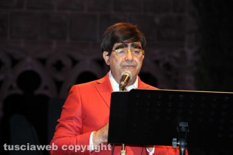 Elio canta l'opera a Caffeina