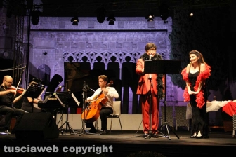 Elio canta l'opera a Caffeina