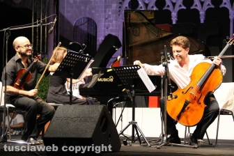 Elio canta l'opera a Caffeina