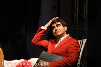 Elio canta l'opera a Caffeina