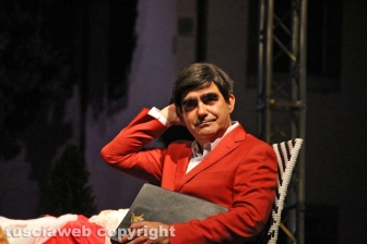 Elio canta l'opera a Caffeina