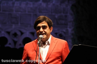 Elio canta l'opera a Caffeina