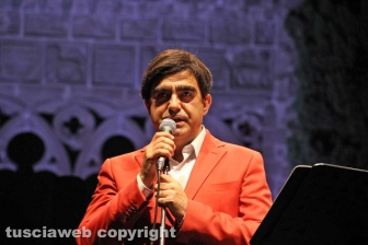 Elio canta l'opera a Caffeina