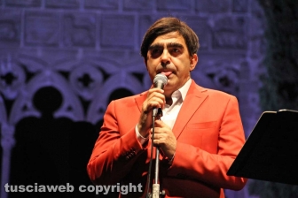 Elio canta l'opera a Caffeina