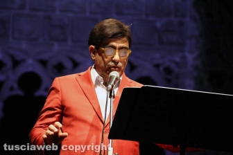 Elio canta l'opera a Caffeina