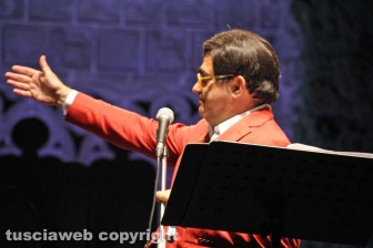 Elio canta l'opera a Caffeina