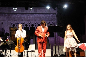 Elio canta l'opera a Caffeina