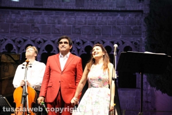 Elio canta l'opera a Caffeina