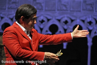 Elio canta l'opera a Caffeina