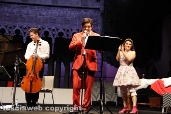 Elio canta l'opera a Caffeina