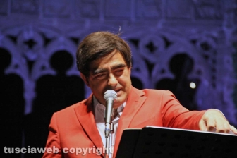 Elio canta l'opera a Caffeina