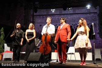 Elio canta l'opera a Caffeina