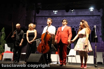 Elio canta l'opera a Caffeina