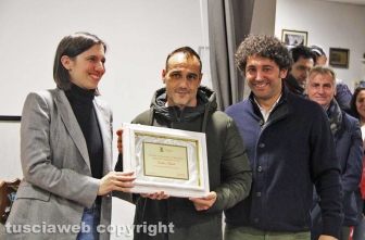 Elly Schlein e Patrizio Scilipoti premiano il pugile Emiliano Marsili
