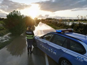 Maltempo - Un intervento della polizia