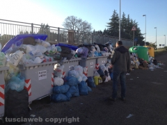 Viterbo - Ponte di Cetti - Emergenza rifiuti