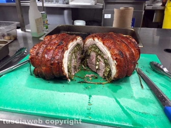 La porchetta preparata da Emiliano Fabbrizi