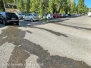 Erbaccia alta, cestini stracolmi e perdita d’acqua al parcheggio