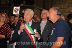 Il sindaco Michelini riceve un omaggio dal comitato centro storico