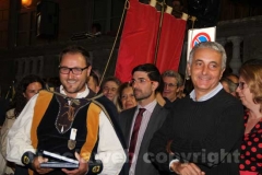 Il ministro Quagliariello premia uno degli sbandieratori