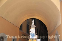 La minimacchina Bianca Speranza sotto l\'archetto di via Mazzini