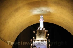 La minimacchina Bianca Speranza sotto l\'archetto di via Mazzini